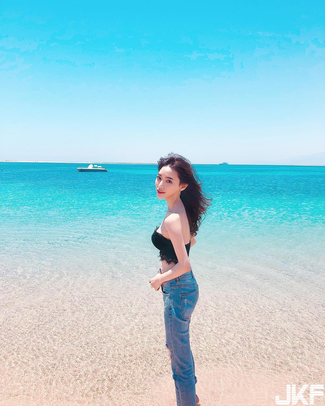 Thời gian dịch bệnh bùng phát khiến ngành hàng không đóng băng, Wang Mei chủ yếu làm mẫu, quảng cáo cho nhiều sản phẩm từ chăm sóc sắc đẹp, thời trang đến thực phẩm.