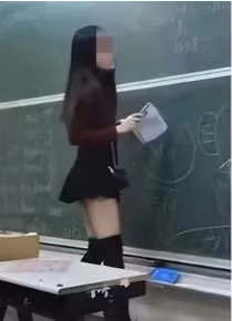 Dù học sinh không có ý kiến gì nhưng nhiều phụ huynh khi xem những bức ảnh đã công khai bày tỏ sự phản đối với cách ăn mặc của nữ giáo viên này.