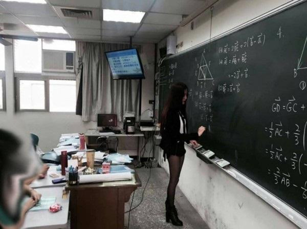 Trước đó, không ít lần vì lối ăn mặc đi dạy như đi chơi của mình mà một số giáo viên tại Trung Quốc nhận về lời chỉ trích không chỉ từ phụ huynh mà còn từ những người dùng MXH.