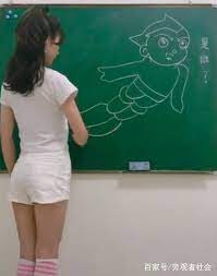 Sau khi câu chuyện về cô giáo được lan truyền, nhiều người cho rằng, không có quy định rõ ràng hạn chế phong cách ăn mặc của giáo viên. Miễn là phải đảm bảo sự đứng đắn và không phá vỡ trật tự bình thường của lớp học.