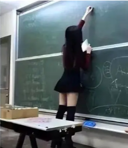 "Mặc trang phục như vậy đến lớp không tốt, không đứng đắn, ảnh hưởng đến trạng thái tinh thần của học sinh", một người nêu ý kiến.