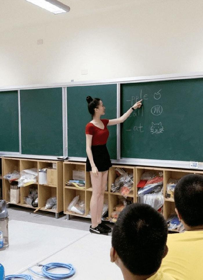 Tuy nhiên một số cũng tỏ ra không hài lòng với phong cách ăn mặc chưa hợp ngữ cảnh của cô giáo.