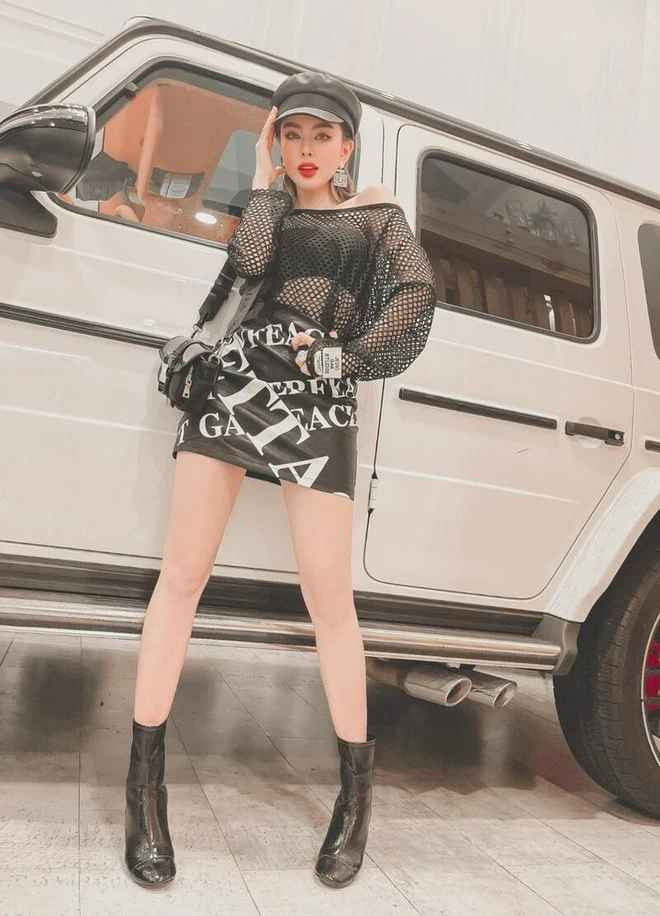 Một điều khiến cộng đồng mạng không khỏi thắc mắc là nàng hot girl lại chọn đổ xăng ngay trước thềm xăng giảm giá. Được biết từ ngày 11/7, giá xăng sẽ giảm mạnh còn dưới 30.000/lít.