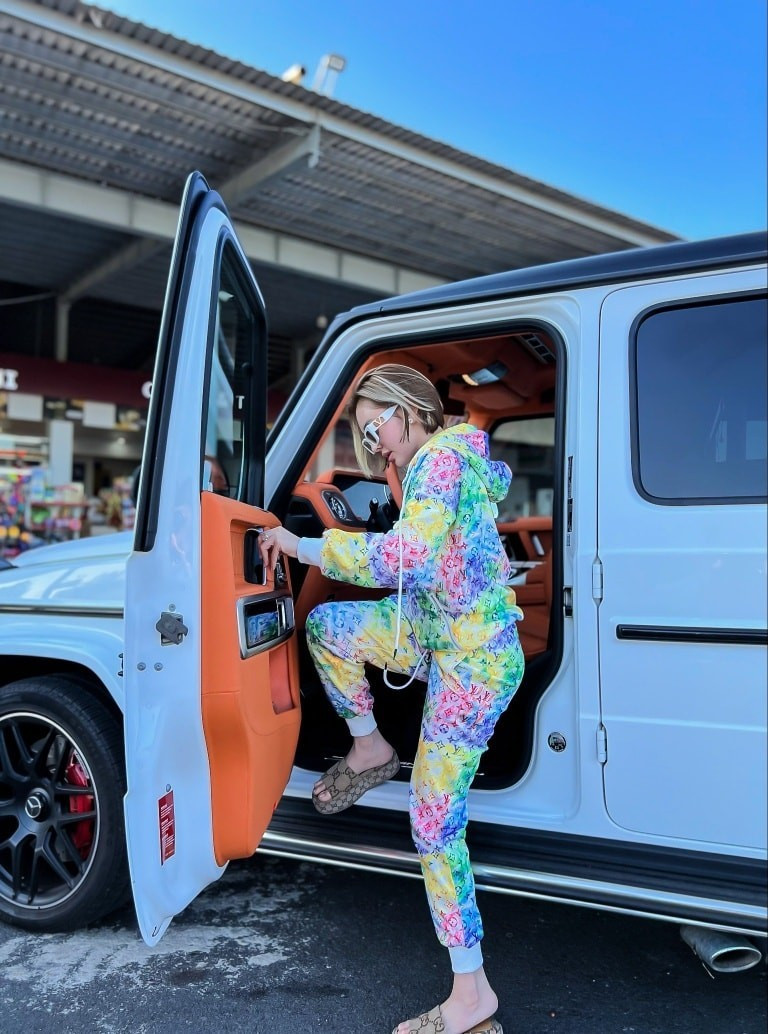 Không chỉ nổi tiếng về độ "chịu chơi", thời gian gần đây, Trang Nemo còn được cộng đồng mạng chú ý nhiều hơn khi cô nàng liên tục tham gia các sự kiện thảm đỏ. Đáng chú ý nhất là 2 lần sánh đôi cùng Hồ Ngọc Hà, nàng hot girl được dân tình nhận xét là thần thái, vóc dáng đều không thua kém nữ minh tinh.