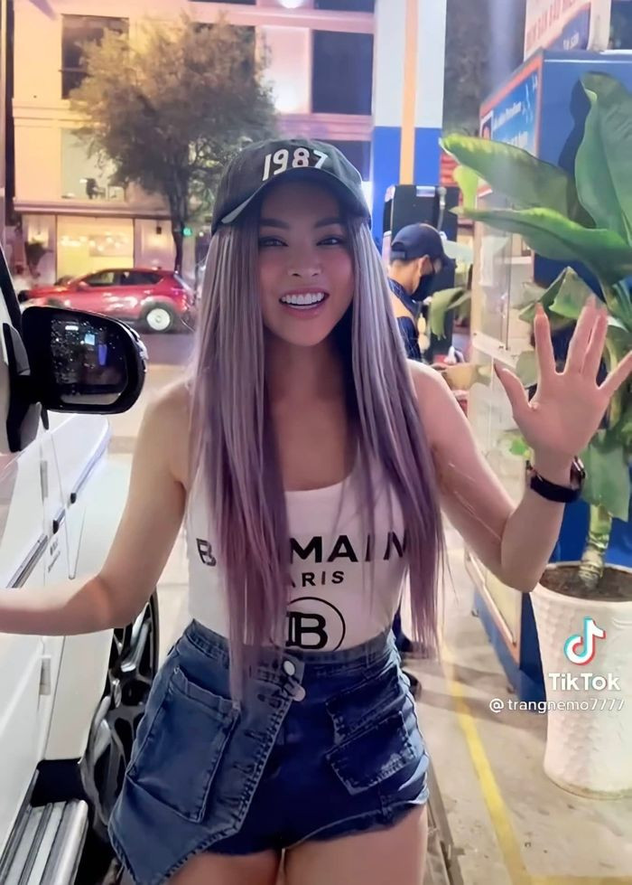 Cụ thể, trên kênh TikTok cá nhân, Trang Nemo đã đăng tải video giải đáp thắc mắc của cộng đồng mạng về chiếc siêu xe Mercedes-AMG G63 của mình.