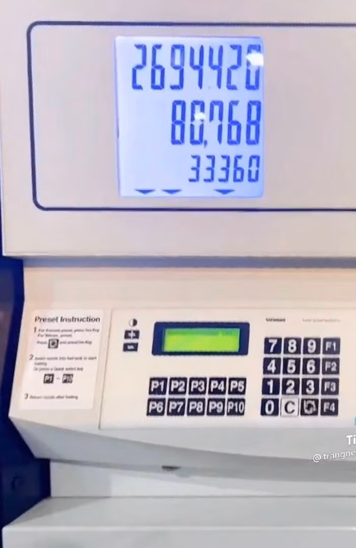 Mercedes-AMG là dòng xe địa hình có động cơ mạnh dung tích bình xăng "khủng" đạt đến 100 lít. Thế nên, nhiều người đã tò mò không biết mỗi khi cô nàng Trang Nemo đổ xăng sẽ như thế nào.