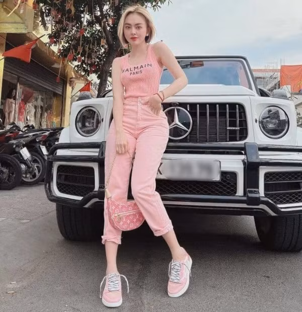 Theo đó, để đổ đầy bình, hot girl Trang Nemo tiết lộ phải chi tầm 2,7 triệu cho một lần đổ.