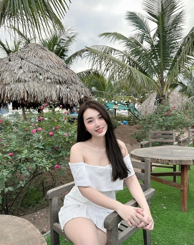 Minh Anh và Tuấn Dương từng học chung trường cấp ba. Cặp đôi quý mến nhau từ khi còn là học sinh nhưng bước vào năm nhất đại học, họ mới chính thức thành đôi.