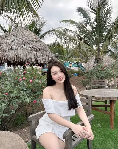 Minh Anh và Tuấn Dương từng học chung trường cấp ba. Cặp đôi quý mến nhau từ khi còn là học sinh nhưng bước vào năm nhất đại học, họ mới chính thức thành đôi.