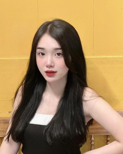 Giáp Tuấn Dương rất chăm chỉ đăng ảnh bên vợ lên mạng xã hội. Mỗi khi có thời gian rảnh, anh thường đưa vợ đi ăn, xem phim và du lịch.