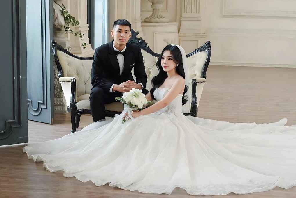 Trước đó, hồi tháng 10/2023, Giáp Tuấn Dương khoe ảnh cưới bên cô dâu xinh đẹp và nhận về nhiều lời chúc phúc từ đồng đội, bạn bè cũng như người hâm mộ. Chàng cầu thủ kém vợ 2 tuổi nhưng khi đứng cạnh nhau, cả hai không có sự chênh lệch ngoại hình và được khen đẹp đôi.