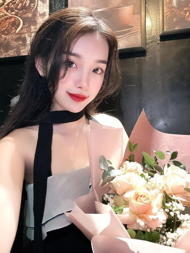 Sở hữu ngoại hình nổi bật, Minh Anh từng làm mẫu ảnh. Hiện tại, cô theo đuổi gu thời trang gợi cảm, quyến rũ và nâng cấp phong cách của mình bằng túi xách, giày hàng hiệu.