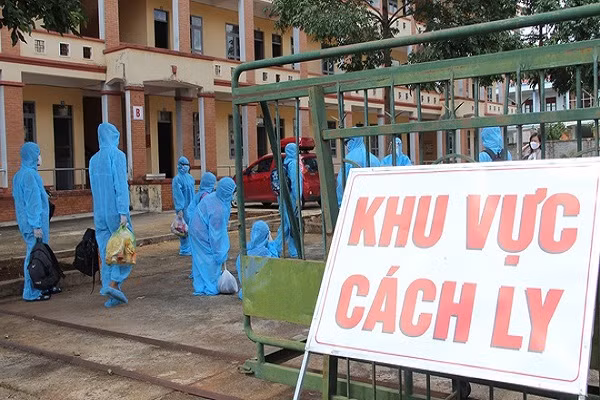 Giam doc nguoi Nhat mac COVID-19 di nhieu noi khi o TP.HCM