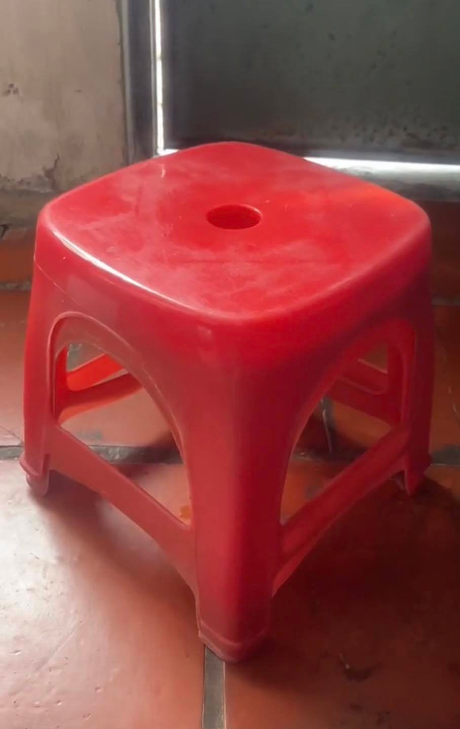 Chính vì vậy, việc người mẹ dùng những vật dụng lên đến hàng chục năm khiến nhiều người bất ngờ. Thậm chí, mọi thứ còn như mới, bóng loáng như vừa mới mua cách đây vài tháng.