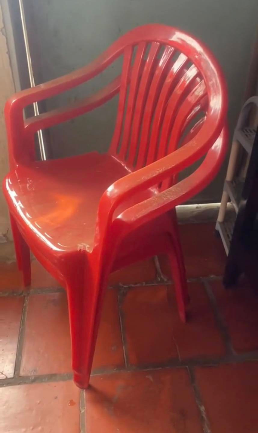 Có thể thấy, thường đồ đạc như nồi cơm, bếp gas, bàn ghế chỉ có thể sử dụng trong vài năm nhiều gia đình đã phải thay đồ mới.