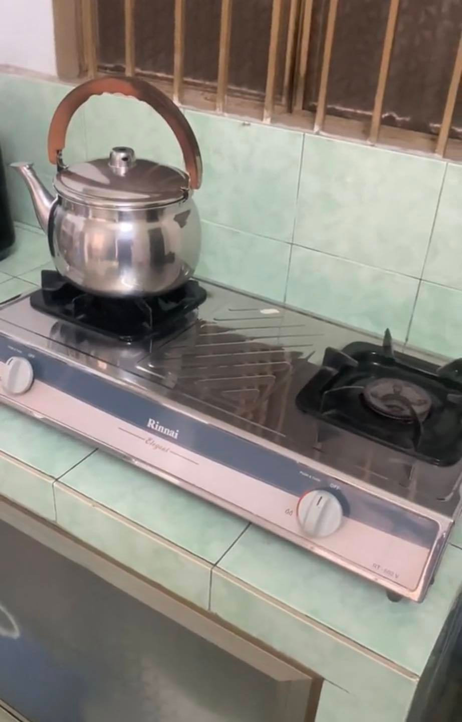 Theo đó, một cô gái đã chia sẻ hình ảnh những đồ dùng mà mẹ cô sử dụng bấy lâu nay. Bạn nữ cho biết, cô đi loanh quanh trong nhà thì phát hiện ra có rất nhiều món đồ thâm niên nhưng vẫn còn bóng loáng, hoạt động tốt.