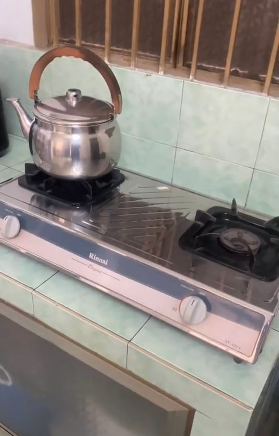 Theo đó, một cô gái đã chia sẻ hình ảnh những đồ dùng mà mẹ cô sử dụng bấy lâu nay. Bạn nữ cho biết, cô đi loanh quanh trong nhà thì phát hiện ra có rất nhiều món đồ thâm niên nhưng vẫn còn bóng loáng, hoạt động tốt.