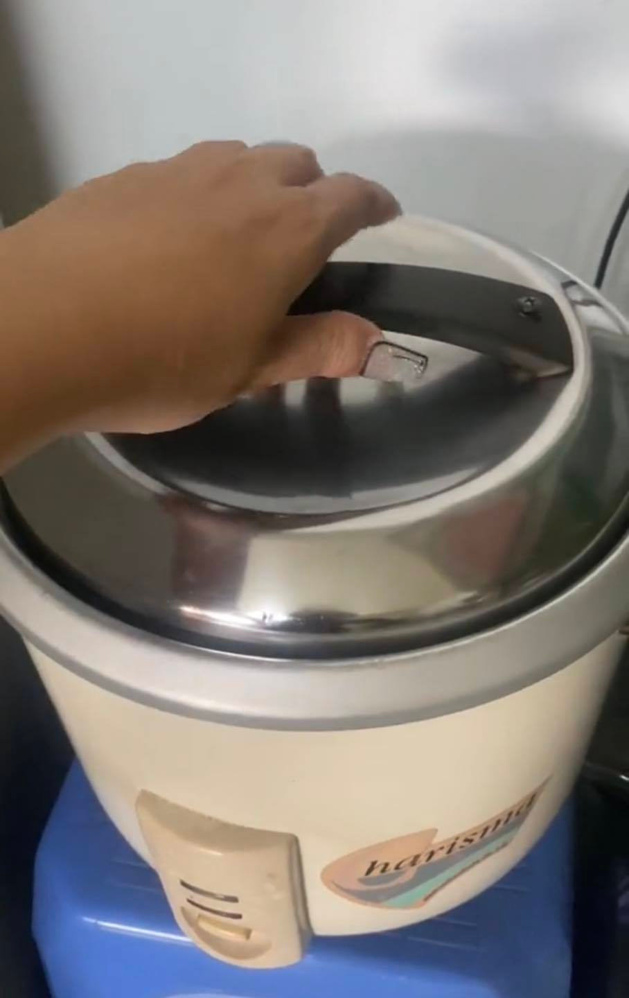 "Tuổi đời" của những đồ đạc này khiến nhiều người kinh ngạc: bếp gas đã dùng 28 năm vẫn còn như mới, chiếc chạn bát gắn bó với gia đình 37 năm vẫn rất chắc chắn, nồi cơm điện, thảm chùi chân, đến chiếc ghế cũng dùng gần 20 - 30 năm không hề cũ kỹ, hỏng nát.