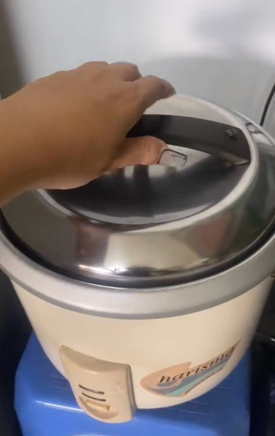 "Tuổi đời" của những đồ đạc này khiến nhiều người kinh ngạc: bếp gas đã dùng 28 năm vẫn còn như mới, chiếc chạn bát gắn bó với gia đình 37 năm vẫn rất chắc chắn, nồi cơm điện, thảm chùi chân, đến chiếc ghế cũng dùng gần 20 - 30 năm không hề cũ kỹ, hỏng nát.