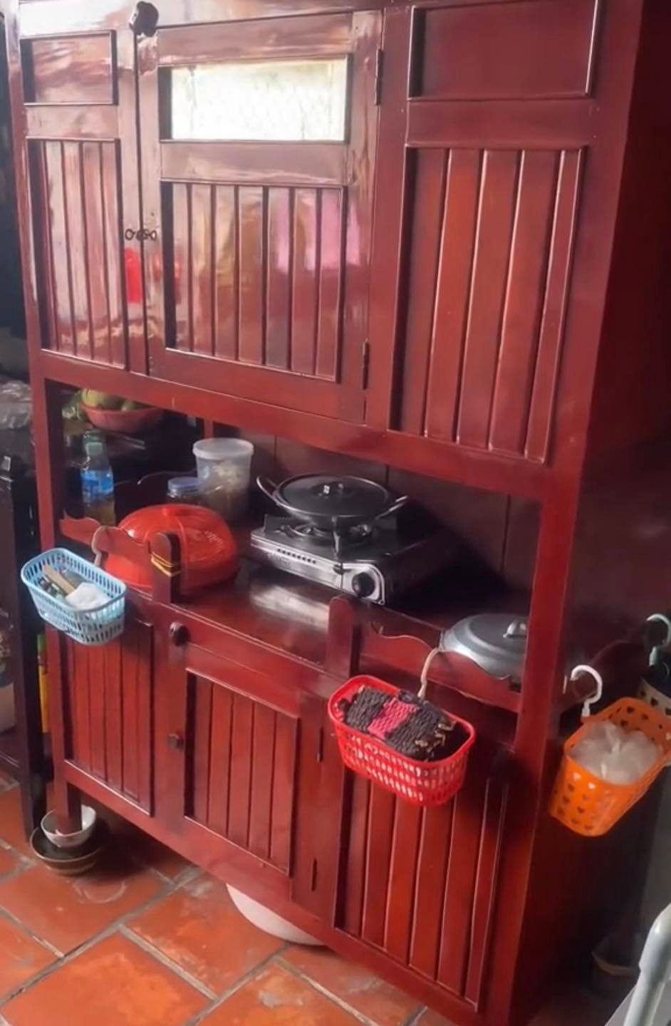 Tất cả là nhờ 1 tay mẹ mình dùng cẩn thận hết sức luôn. Cái bếp ga 28 năm, giúp mẹ nấu những bữa cơm ngon tuyệt vời cho gia đình đến nay vẫn bóng loáng không một chút cáu bẩn, hay rỉ sét của thời gian, giờ chắc mang đi bán vẫn được mất".