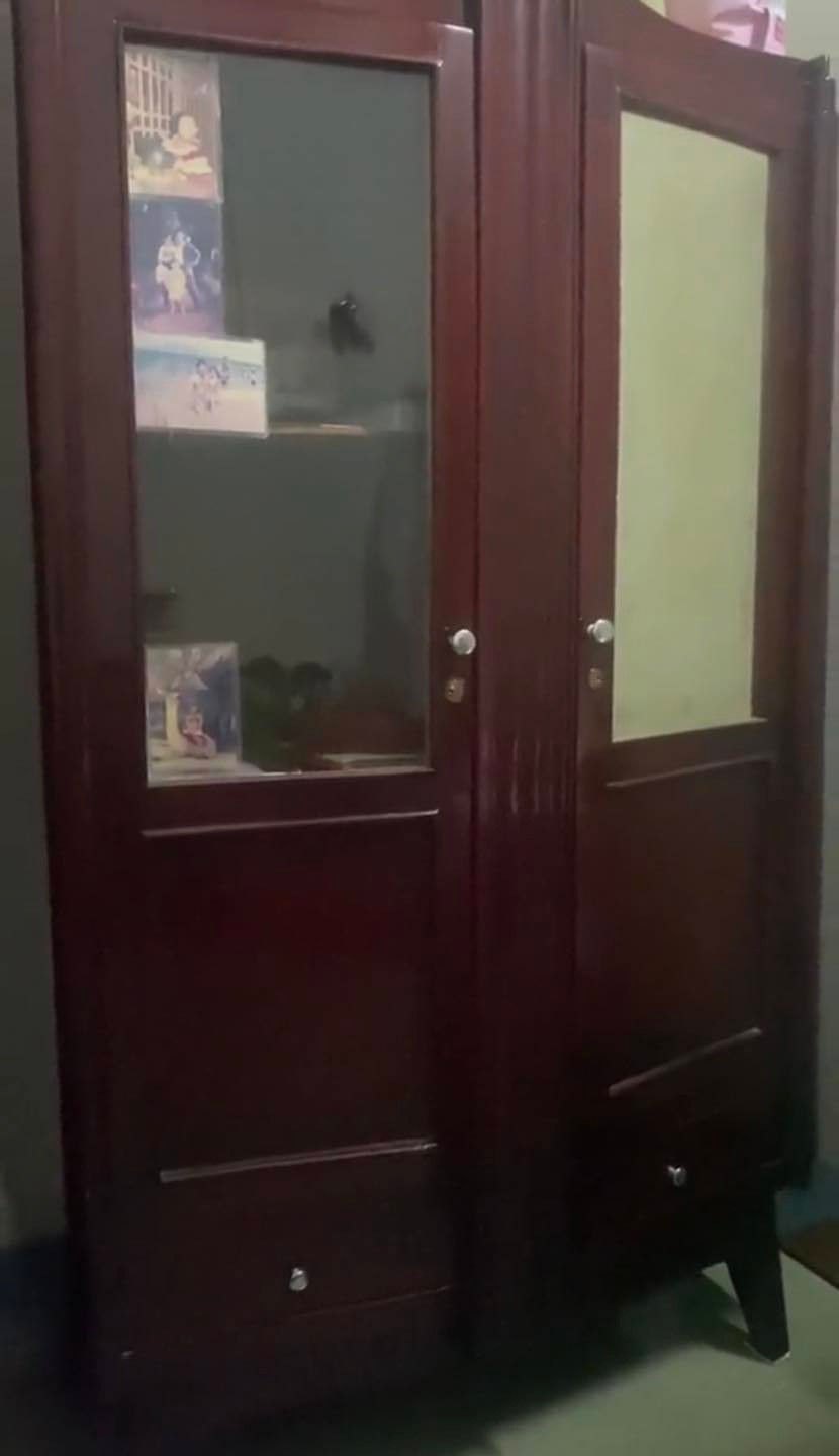 Chưa hết, cô gái nói thêm: "Cái nồi cơm điện mẹ mua năm 1997 vẫn dùng ngon ơ, không hiểu sao nồi này nấu cơm ngon lắm nhé. Cái chạn bếp, tủ xếp chén bát, tủ quần áo đều có thâm niên 36 37 năm do hồi ấy ba mẹ ra riêng nên đóng. Mấy chiếc ghế năm 1994, 1995 và mấy chiếc thảm năm 2005, 2007 nữa”.