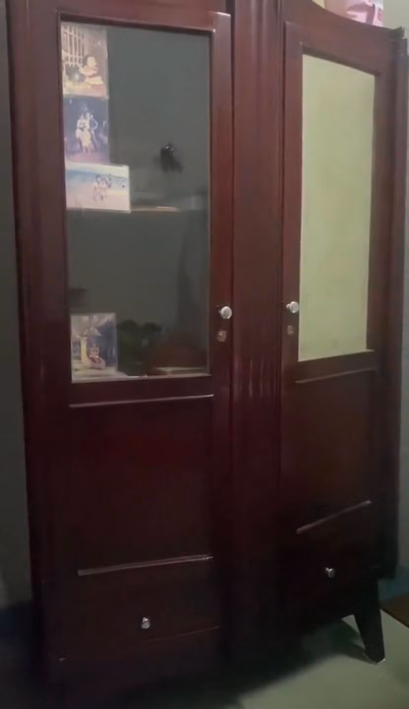 Chưa hết, cô gái nói thêm: "Cái nồi cơm điện mẹ mua năm 1997 vẫn dùng ngon ơ, không hiểu sao nồi này nấu cơm ngon lắm nhé. Cái chạn bếp, tủ xếp chén bát, tủ quần áo đều có thâm niên 36 37 năm do hồi ấy ba mẹ ra riêng nên đóng. Mấy chiếc ghế năm 1994, 1995 và mấy chiếc thảm năm 2005, 2007 nữa”.