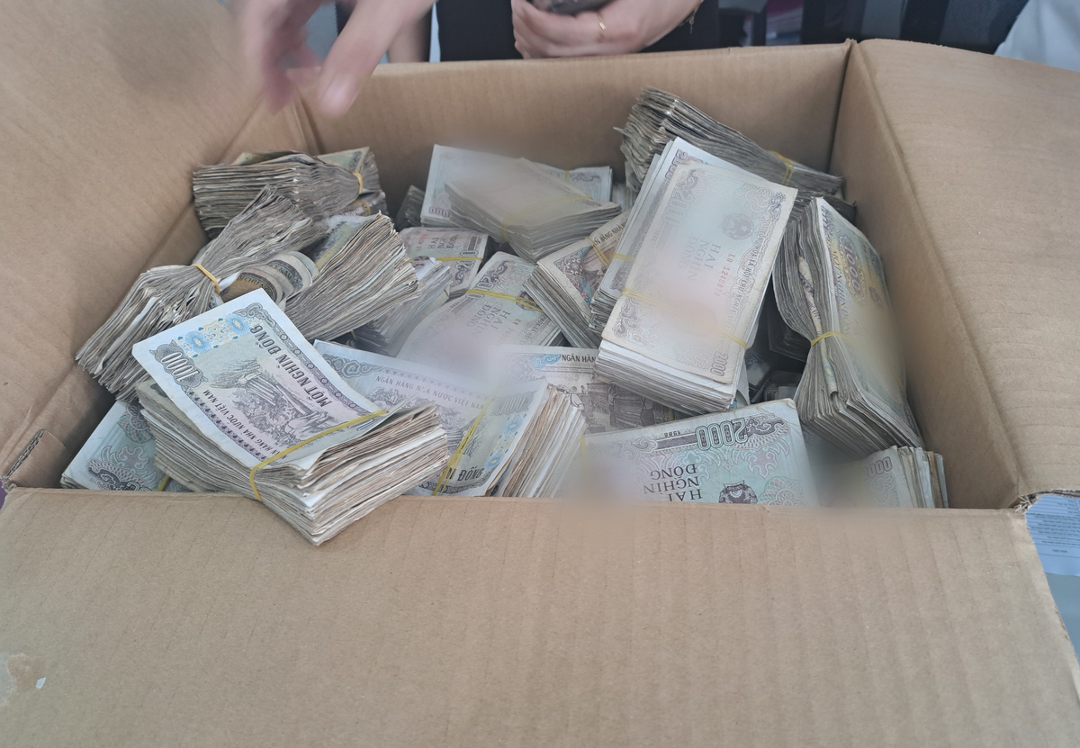 Nhân viên cửa hàng xe máy đã mất gần 2 giờ để đếm hết số tiền nói trên, tổng mệnh giá là 32.769.000 đồng.