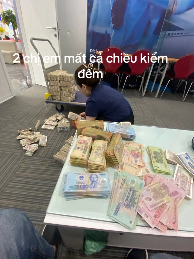 Nhanh chóng, chị Đ. đã quay lại khoảnh khắc này và đăng tải lên mạng xã hội. Đoạn clip nhanh chóng nhận được hơn 1,2 triệu lượt xem cùng hàng nghìn lượt bình luận trái chiều.