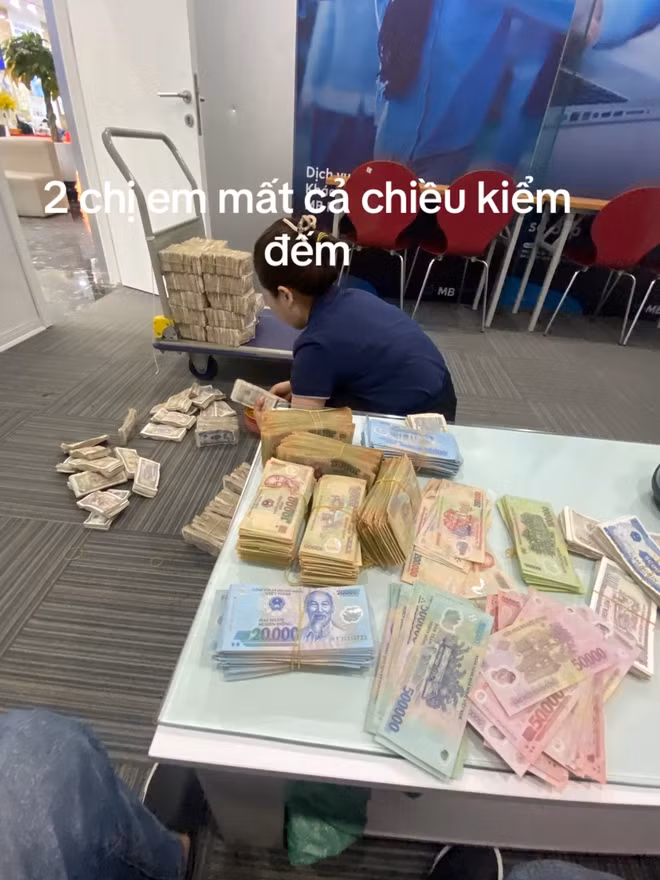 Nhanh chóng, chị Đ. đã quay lại khoảnh khắc này và đăng tải lên mạng xã hội. Đoạn clip nhanh chóng nhận được hơn 1,2 triệu lượt xem cùng hàng nghìn lượt bình luận trái chiều.