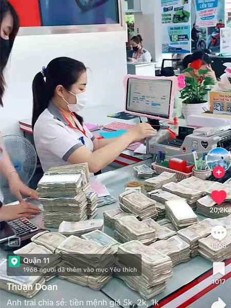 "Đây là lần đầu tiên chúng tôi chứng kiến cảnh này, vì mua xe hầu như mọi người đều chuyển khoản bởi giá trị tài sản đều trên 20 triệu đồng. Anh mang đến 37 cọc mệnh giá 5.000 đồng, 50 cọc mệnh giá 2.000 đồng, 38 cọc mệnh giá 1.000 đồng,… không ngờ ra được số tiền lớn", chị Đ. chia sẻ.