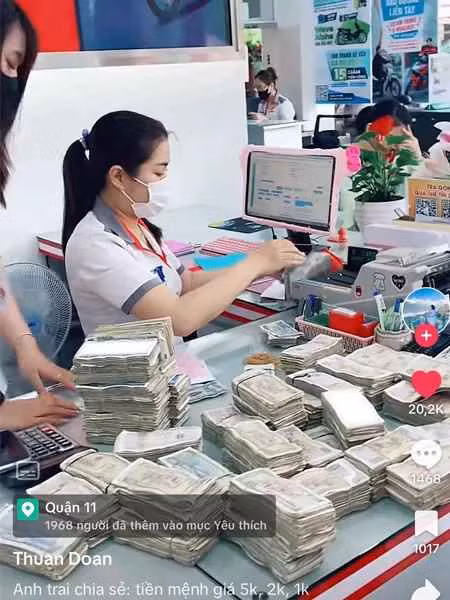 "Đây là lần đầu tiên chúng tôi chứng kiến cảnh này, vì mua xe hầu như mọi người đều chuyển khoản bởi giá trị tài sản đều trên 20 triệu đồng. Anh mang đến 37 cọc mệnh giá 5.000 đồng, 50 cọc mệnh giá 2.000 đồng, 38 cọc mệnh giá 1.000 đồng,… không ngờ ra được số tiền lớn", chị Đ. chia sẻ.