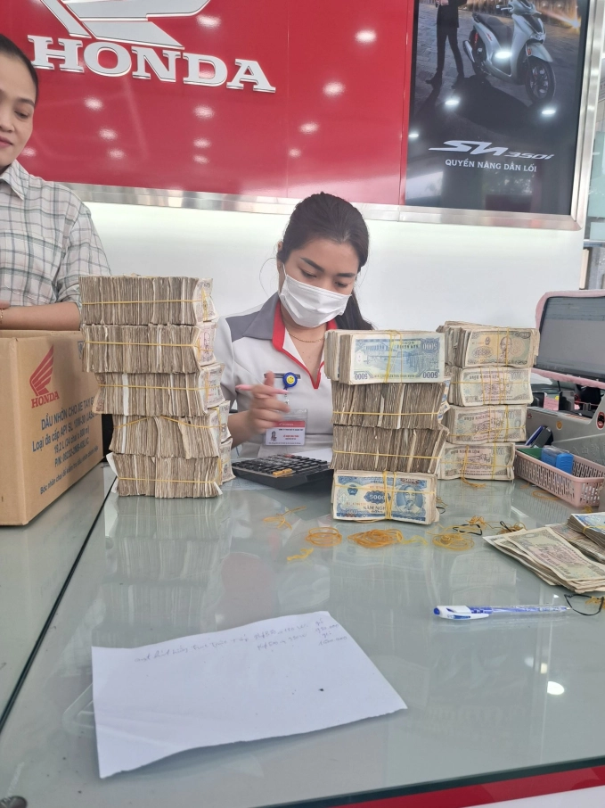 "Chiếc xe máy anh Được muốn mua cho vợ có giá là 47 triệu đồng. Anh Được thanh toán bằng số tiền lẻ nói trên, số tiền còn lại anh thanh toán bằng hình thức chuyển khoản", chị Đ. nói.