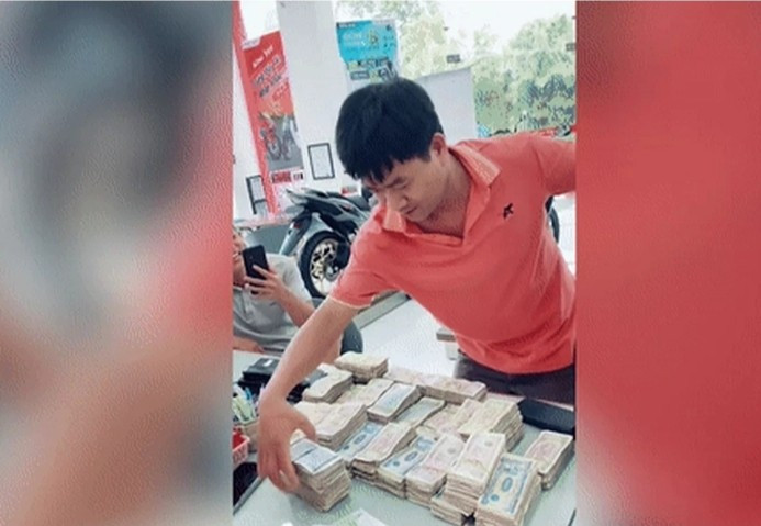 Mới đây trên mạng xã hội, đoạn clip ghi lại cảnh một người đàn ông mang tới 11kg tiền lẻ bước vào cửa hàng mua xe máy cho vợ thu hút sự chú ý của nhiều người.