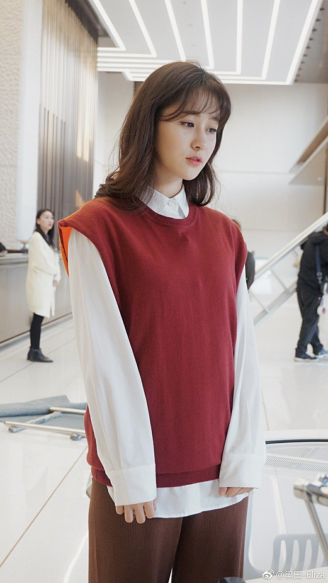 Bên cạnh đó, vẫn có một số dân mạng thắc mắc vì sao người dẫn chương trình không báo cảnh sát hay tìm đến nhân viên bảo vệ tại các ga tàu điện ngầm.