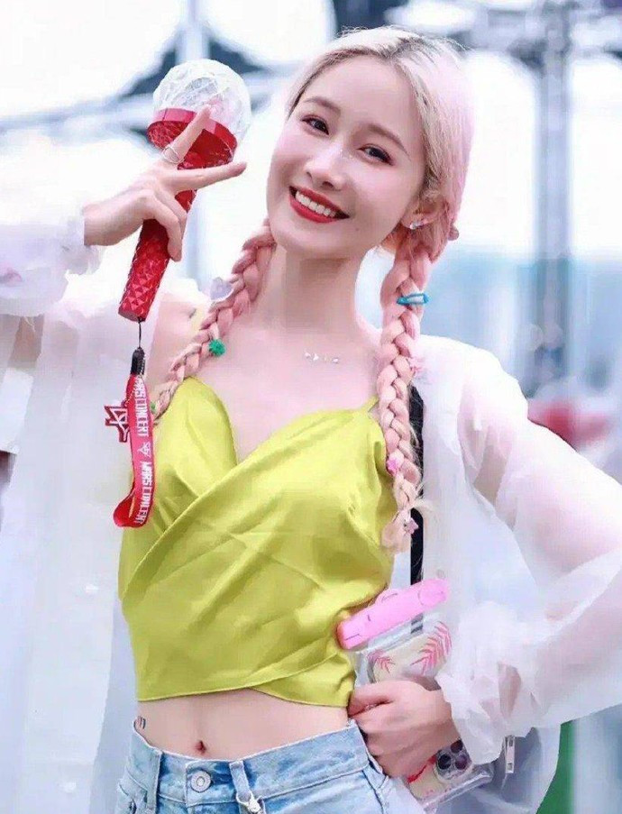 Lương Điền khẳng định hành vi của đối phương không đơn thuần chỉ là phản ứng khi thấy người nổi tiếng mà còn có tính chất quấy rối.