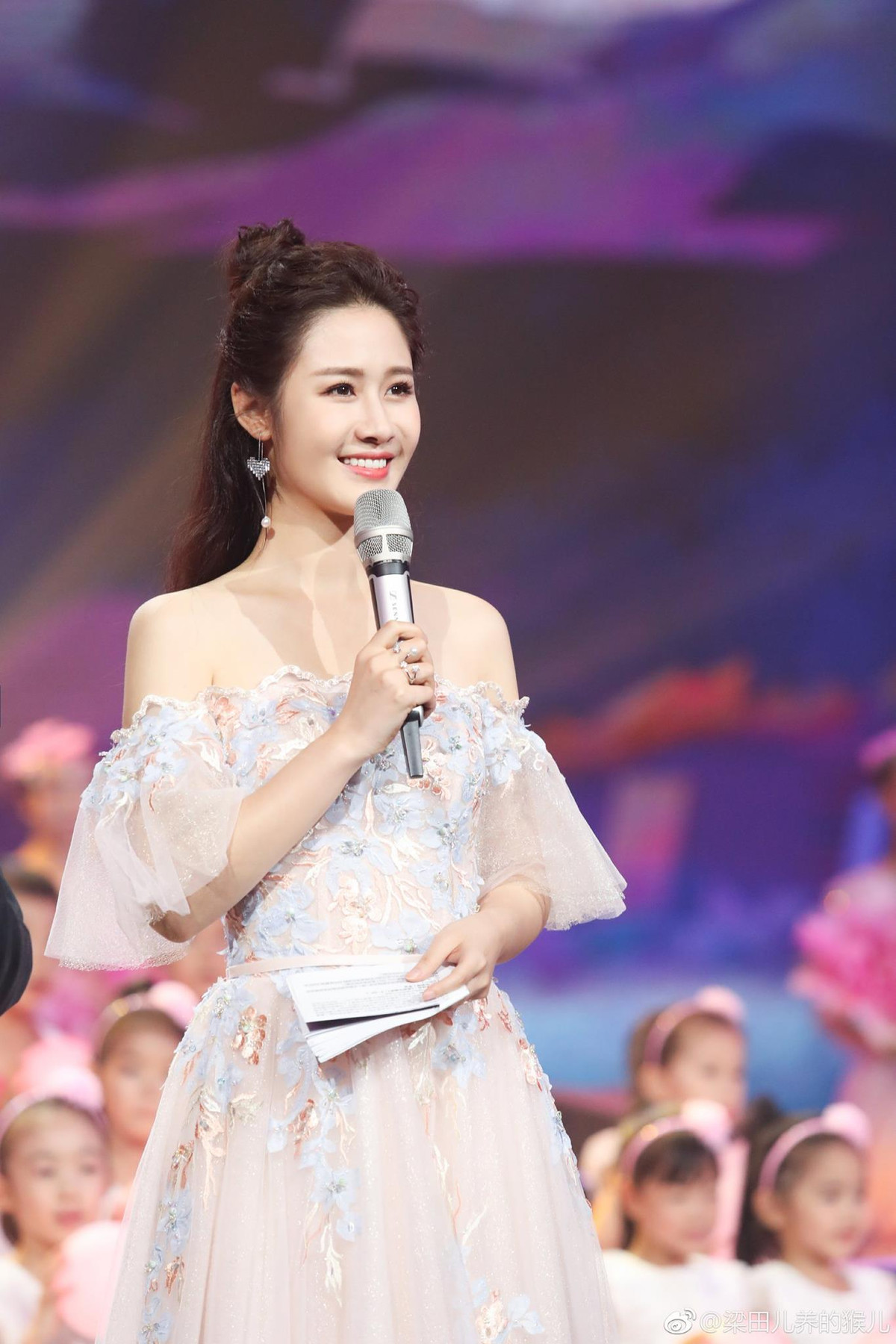 Trong thời gian tàu di chuyển, có một gã đàn ông đã tiến tới đứng sát cô, từ âm thầm nhìn trộm qua cửa kính, điện thoại di động, cho đến trắng trợn nhìn thẳng một cách khiếm nhã. Điều này khiến Lương Điền cảm thấy khó chịu.