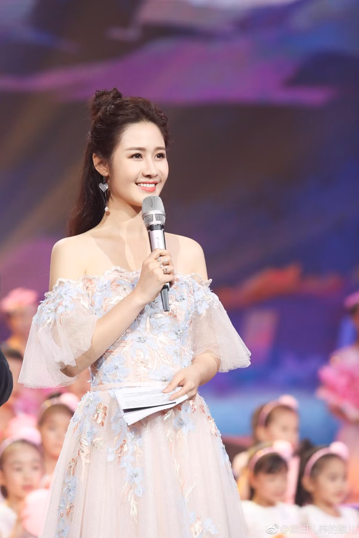 Trong thời gian tàu di chuyển, có một gã đàn ông đã tiến tới đứng sát cô, từ âm thầm nhìn trộm qua cửa kính, điện thoại di động, cho đến trắng trợn nhìn thẳng một cách khiếm nhã. Điều này khiến Lương Điền cảm thấy khó chịu.