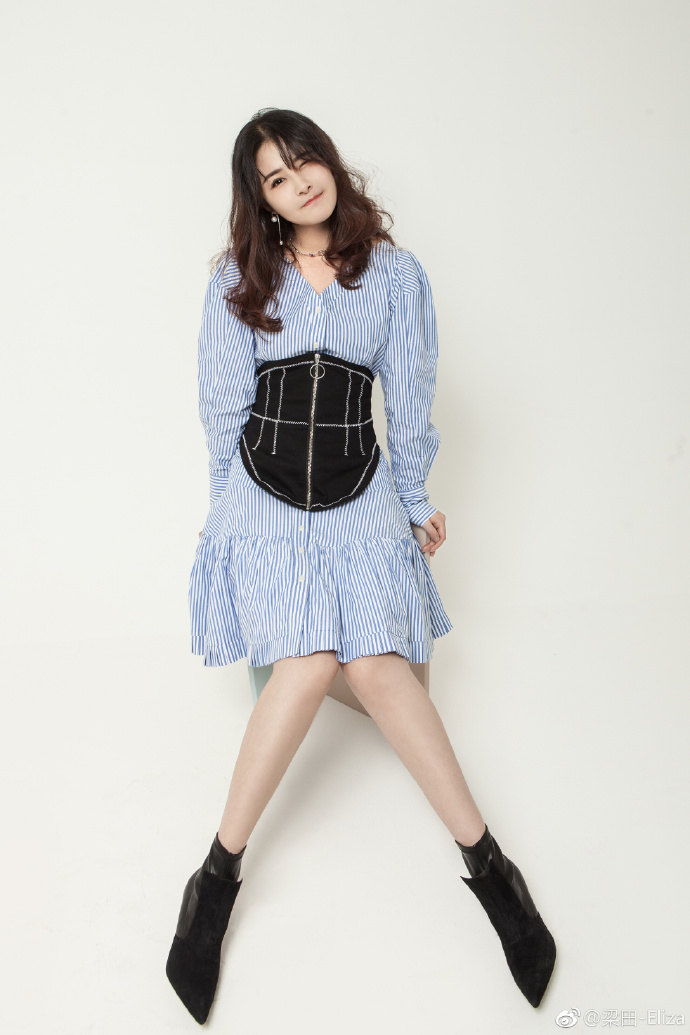 Khi nữ MC cố ý đi chậm lại để quan sát tình huống, gã cũng giảm tốc độ theo. Sau đó, cô dừng lại, cố ý để người này vượt qua mình. Thấy đối phương rẽ trái, Lương Điền và bạn thân vội vàng rẽ phải.