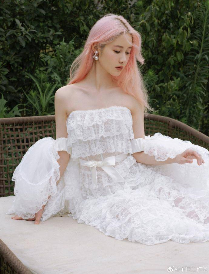 Nữ MC cảm thấy sợ hãi và cầm điện thoại cao lên hướng thẳng về phía người đó, nhằm dọa đối phương bỏ đi.