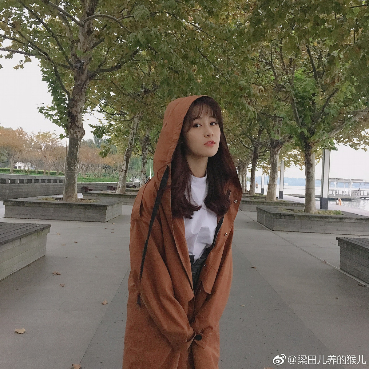 Video của Lương Điền nhanh chóng thu hút lượt xem đông đảo. Nhiều người hâm mộ thở phào khi nữ MC không gặp tai nạn đáng tiếc.