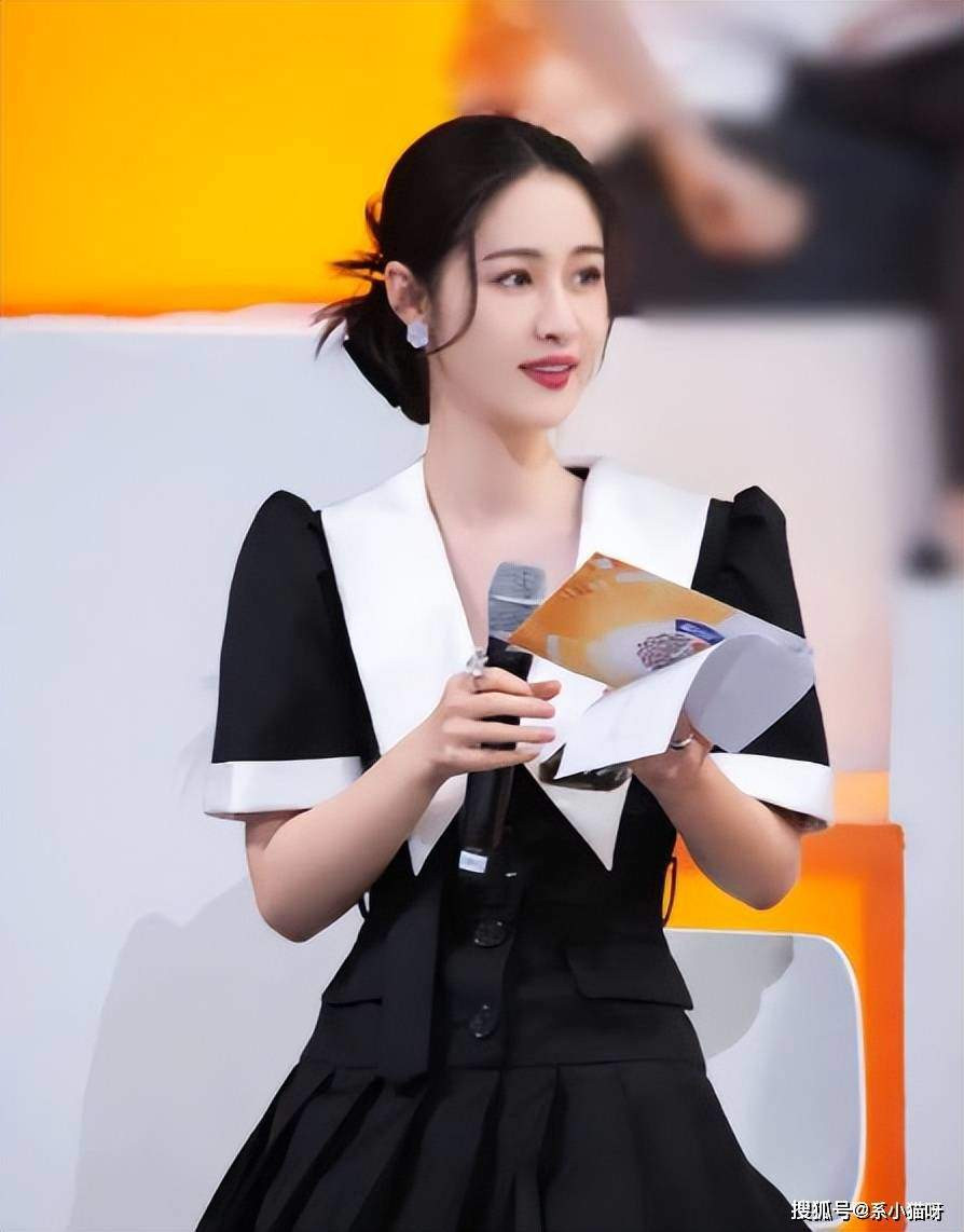 Thế nhưng người đàn ông này vẫn cứ tiếp tục nhìn chằm chằm vào cô. Lúc xuống tàu, đối phương vẫn đi theo Lương Điền.