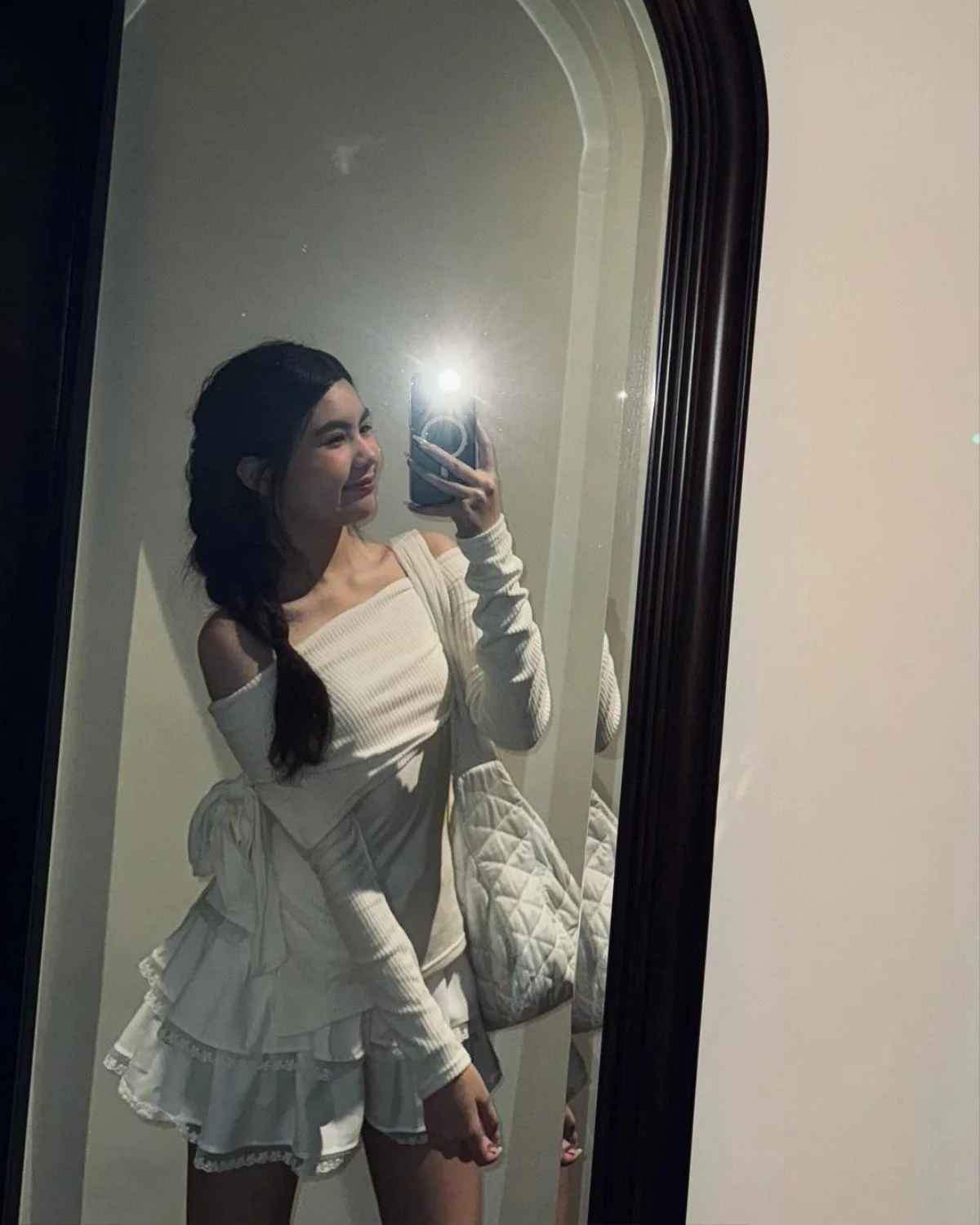 Sở hữu nước da trắng mịn cùng xương quai xanh thon gọn, con gái út nhà Quyền Linh - Mai Thảo Ngọc (Hạt Dẻ) yêu thích diện cho mình các thiết kế có gam màu tối, tập trung vào phần vai.