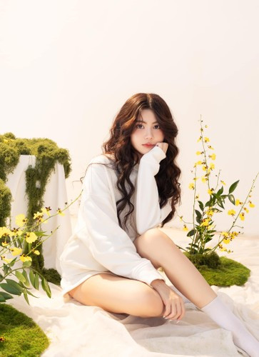 Hạt Dẻ làm quen với làng giải trí từ sớm, được cha dẫn đi nhiều sự kiện nên tạo dáng khá thoải mái trước ống kính.