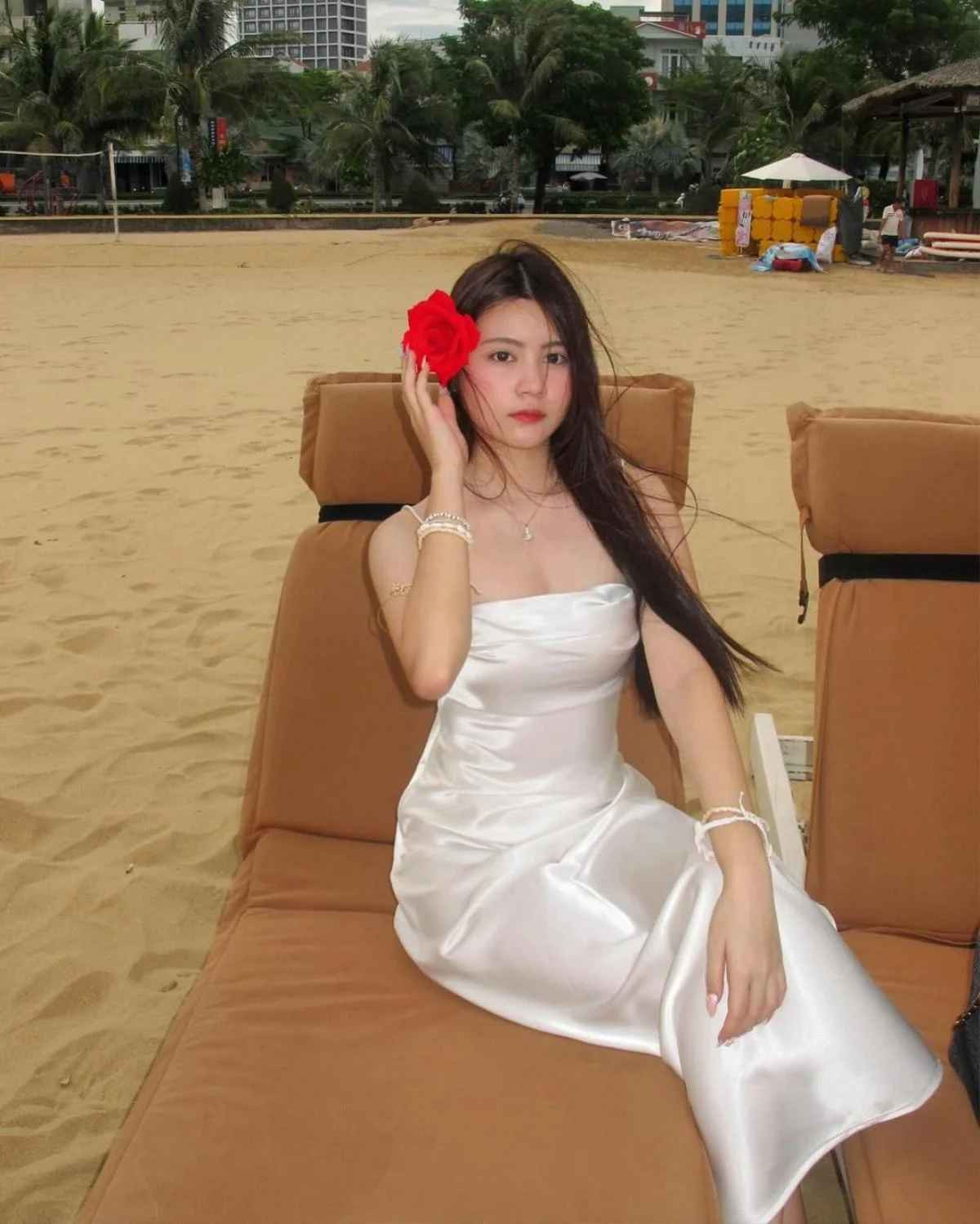 Có thể thấy, các mẫu váy hai dây mảnh nhận được sự tín nhiệm của con gái Quyền Linh thời gian gần đây.