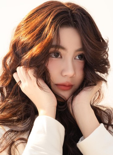 Nếu Lọ Lem gắn với hình ảnh nàng thơ trong trẻo thì Hạt Dẻ gây ấn tượng bởi thời trang sành điệu và hợp mốt.