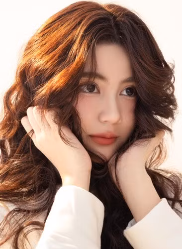 Nếu Lọ Lem gắn với hình ảnh nàng thơ trong trẻo thì Hạt Dẻ gây ấn tượng bởi thời trang sành điệu và hợp mốt.