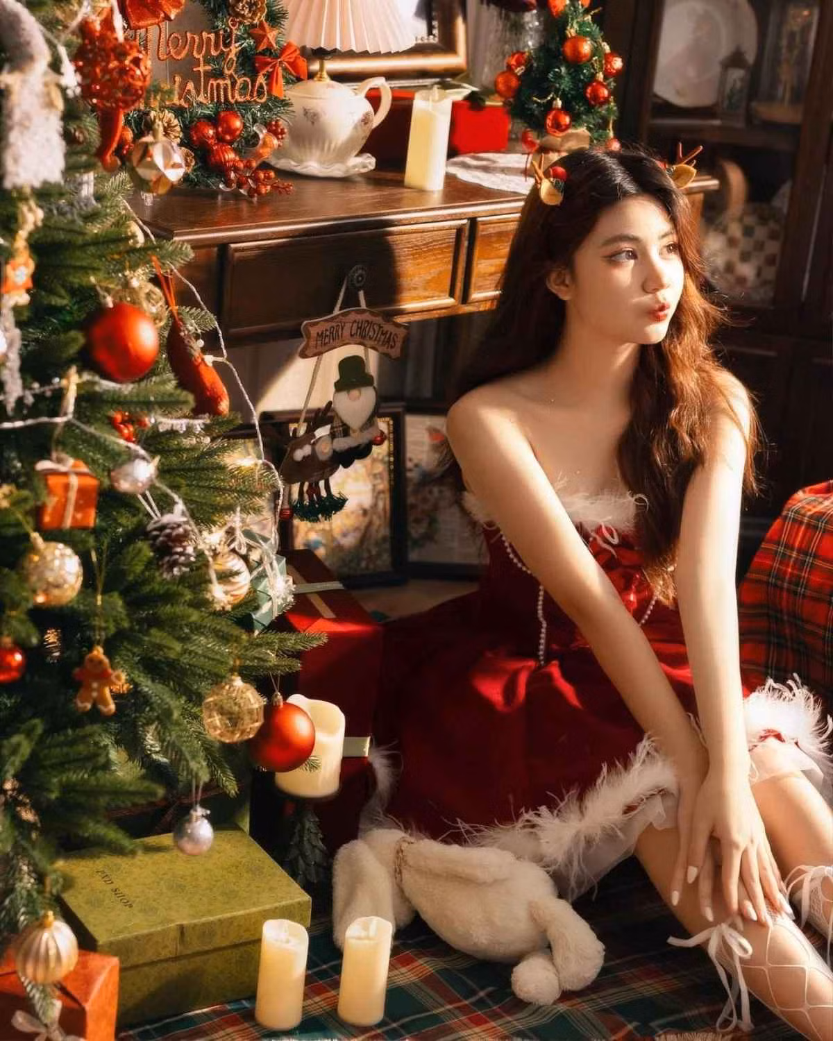 Tiếp nối, Hạt Dẻ lên sóng với bản phối điệu đà từ chất liệu lụa ánh bóng. Trong đó, phần cổ áo được đánh giá cao bởi những đường diềm xếp nếp kết hợp với dáng suông tăng độ hút mắt đáng kể.