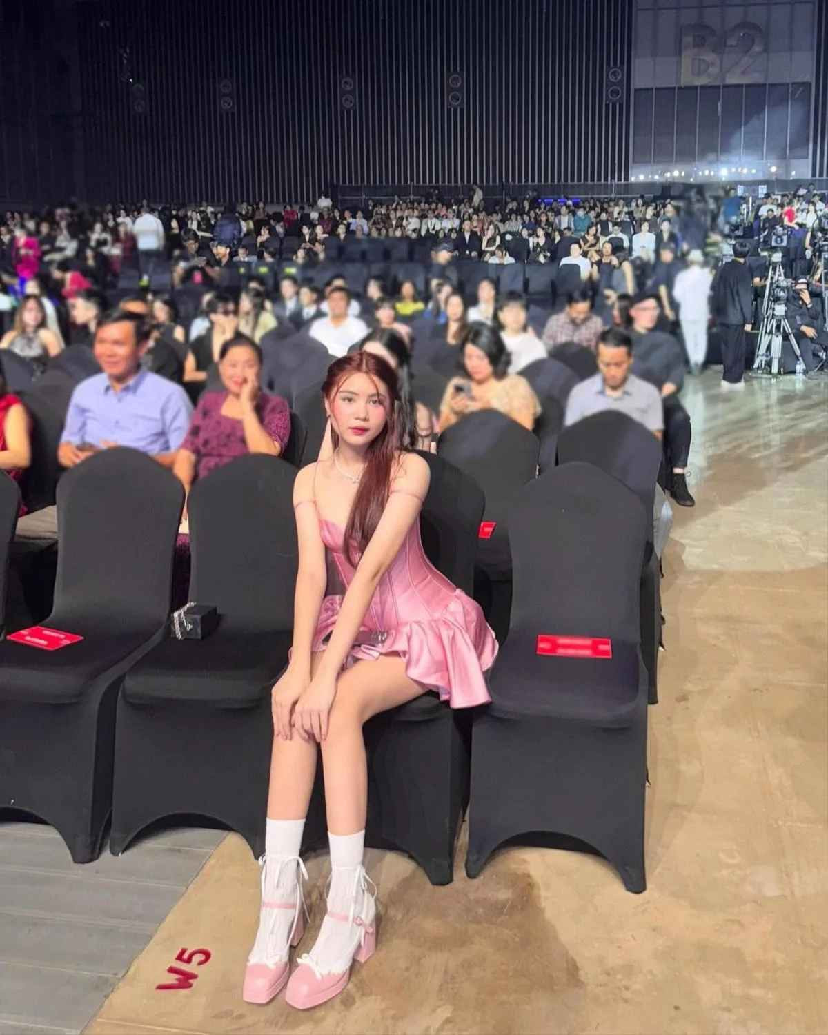 Điểm xuyết cho tủ đồ ngập gam cổ điển, Hạt Dẻ thêm vào kiểu dáng cách điệu corset với phần tà rũ điệu đà màu hồng.