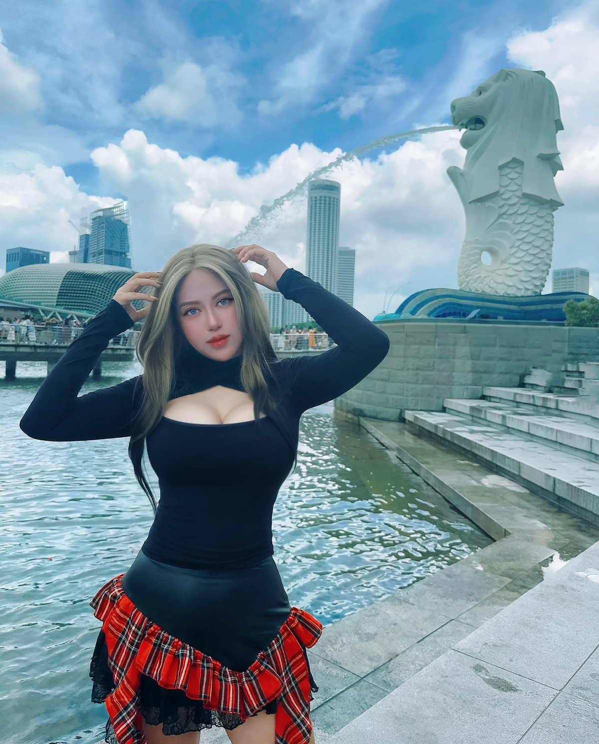 Có thời gian, nàng hot girl đã đặt được một chân vào giới giải trí nhưng vì nhận thấy môi trường không phù hợp nên cô nàng rút ra, thực hiện các dự án cá nhân.