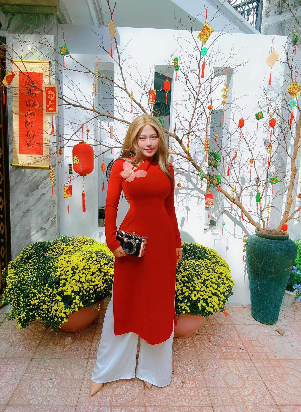 Với động thái này, fan cứng của Suzie Nguyễn cho rằng, cô không chỉ "dằn mặt" những anti-fan mà còn gửi một thông điệp mạnh mẽ đến những người khác rằng, đừng bao giờ đánh giá một người chỉ qua vẻ bề ngoài.